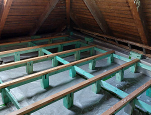 Izolace bytového domu s valbovou střechou